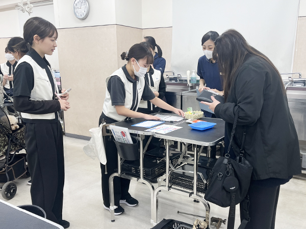 1年生、接客の勉強が始まりました！